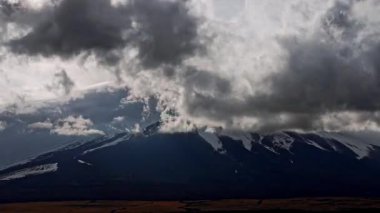 Japonya 'daki Fuji Dağı' nın üzerinde dramatik bulutların güzel zamanlaması