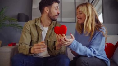Neşeli genç kadın erkek arkadaşından bir hediye alıyor. Sevgililer Günü. Doğum günü hediyesi.