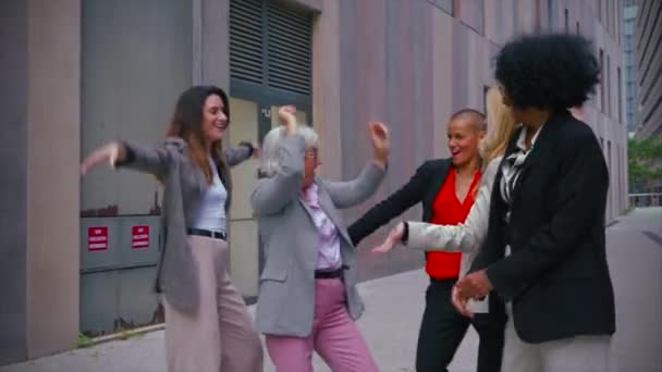 Grupo Mulheres Sucesso Corporativo Com Seu Líder Chefe Dança Edifício — Vídeo de Stock