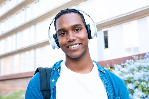 Młody Czarny Człowiek Student Stojący Zewnątrz Uniwersytecie Słuchawkami Koncepcja Życia — Zdjęcie stockowe