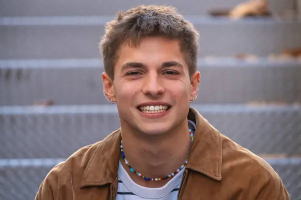 Kaukasische Student Zit Campus Glimlachend Kijkend Naar Camera College Life — Stockfoto