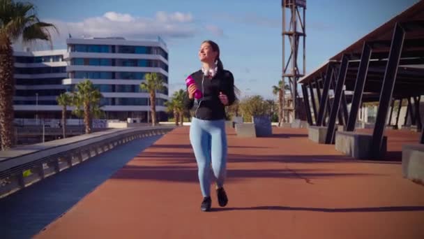Ein Junges Fitness Girl Läuft Mit Kopfhörern Und Wasserflasche Freien — Stockvideo