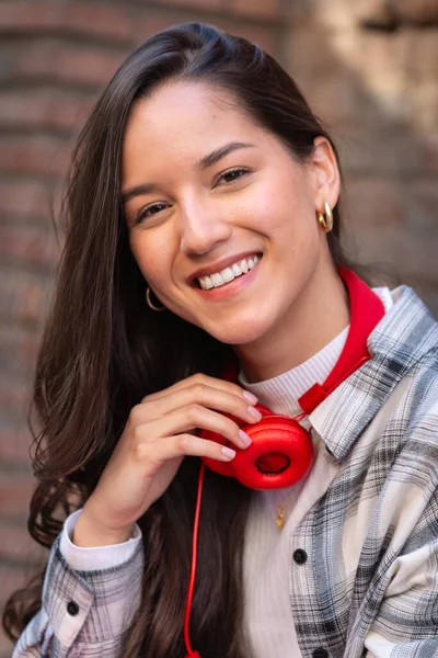 Latina Student Kampusie Uśmiecha Się Słuchawkami Patrząc Aparat College Koncepcja — Zdjęcie stockowe