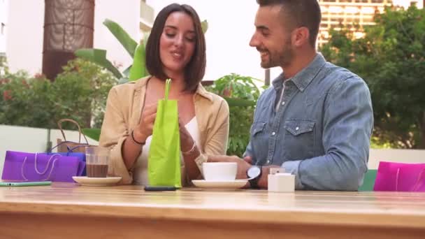 Verkoop Winkelen Consumentisme Vrijetijdsbesteding Mensen Concept Gelukkig Stel Met Boodschappentassen — Stockvideo