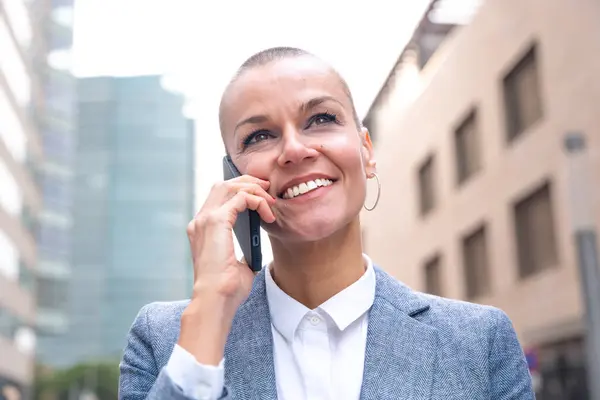 Mulher Branca Meia Idade Bonita Ter Uma Conversa Telefone Celular — Fotografia de Stock