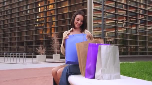 ショッピングセンターの店舗での販売週の割引に興奮した幸せな白人女性 — ストック動画