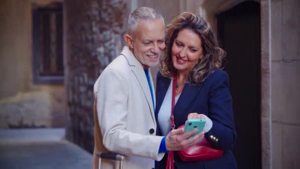 Reisende Erwachsene Paare Nutzen Smartphone Oder Handy Informationen Über Hotels — Stockvideo
