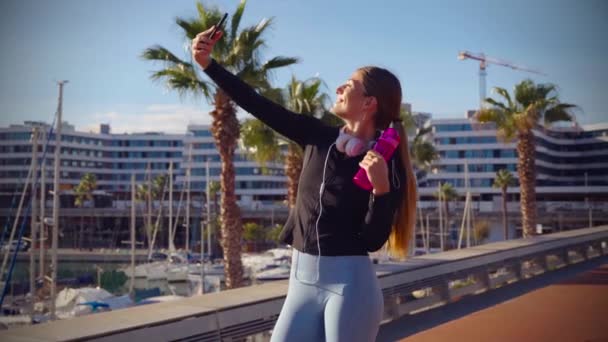 Χαρούμενο Κορίτσι Που Βγάζει Μια Selfie Στο Κινητό Και Κρατάει — Αρχείο Βίντεο