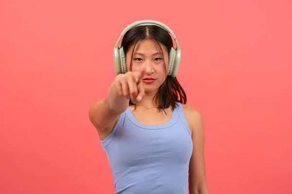 Piękna Młoda Azjatka Nosząca Słuchawki Wskazująca Rękę Palcem Przodu Wściekłą — Zdjęcie stockowe