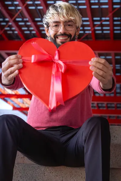 Junger Mann Mit Brille Sitzt Mit Einem Roten Herzförmigen Kasten — Stockfoto