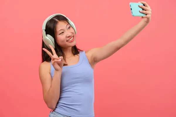 Portret Wesołej Kobiety Robiącej Selfie Znak Pokoju Różowym Tle Izolacja — Zdjęcie stockowe