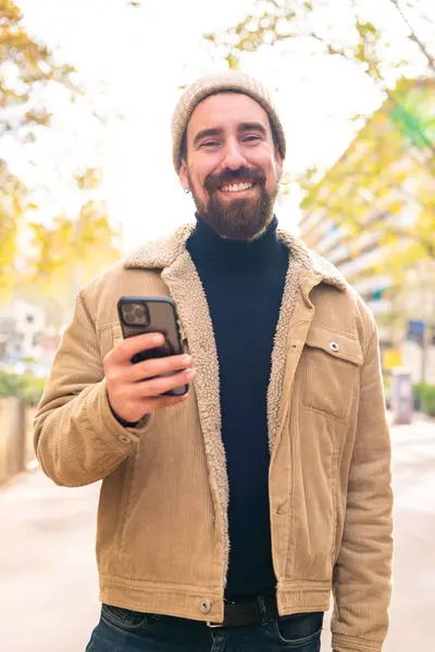 Kameraya Bakan Mutlu Bir Adamın Portresi Gülümseyen Uygulama Cep Telefonu — Stok fotoğraf