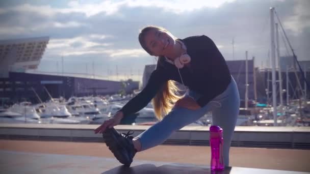 Jonge Sportieve Vrouw Draagt Sportkleding Koptelefoon Doen Strekt Zich Glimlachend — Stockvideo