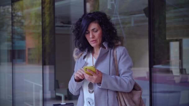 Mulher Adulta Viajante Usando Smartphone Telefone Celular Para Pesquisar Informações — Vídeo de Stock