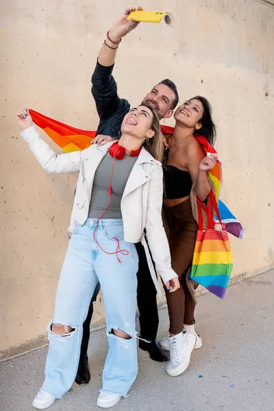 Heureux Groupe Multiethnique Jeunes Amis Gays Prendre Selfie Ensemble Sur — Photo
