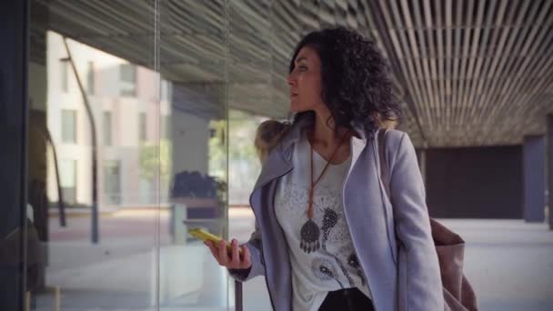 Viajero Mujer Adulta Usando Teléfono Inteligente Móvil Para Buscar Información — Vídeos de Stock
