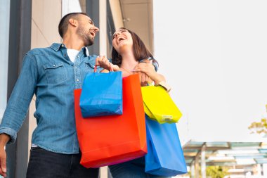  Genç bayan ve erkek açık hava satışlarında indirim bulmaktan mutlu..