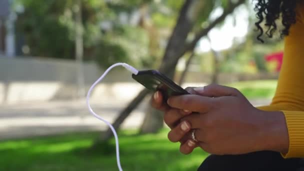 Sluiten Zwarte Vrouwen Handen Typen Telefoon Gebruik Een App Voor — Stockvideo