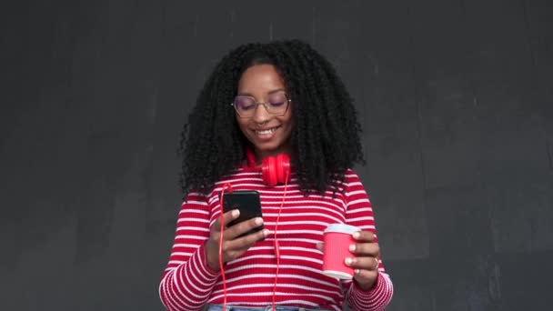 Glückliche Junge Schwarze Frau Mit Brille Und Kopfhörer Die Kaffee — Stockvideo