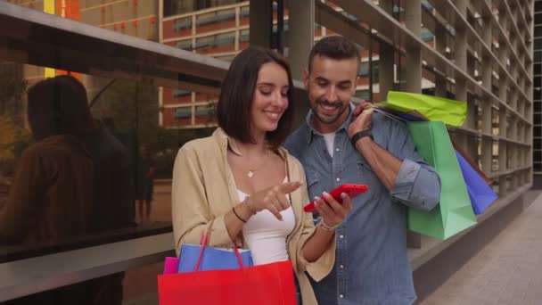 Felices Amigos Compras Hablando Videollamada Smartphone Divirtiéndose Hipermercado Viernes Negro — Vídeo de stock