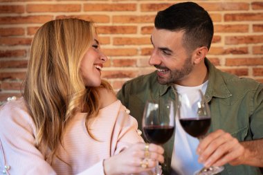  Lokantada romantik bir randevuda sevgililer gününü kutlarken birkaç kadeh kırmızı şarap. Sevgililerin erkek ve kadın ellerine yakın çekim. Kutlama için ayağa kalkın.