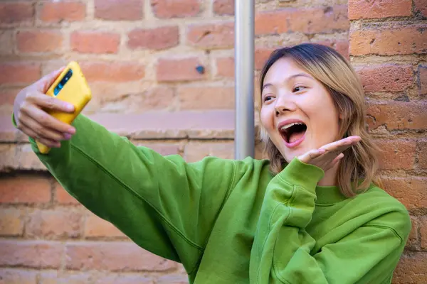 Szczęśliwy Młody Chińczyk Robi Selfie Smartfonem Obrazek Stockowy