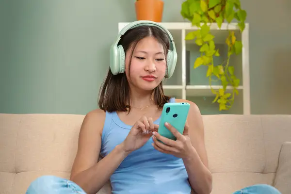Piękna Kobieta Słuchawkami Słuchając Muzyki Kanapie Szczęśliwy Zakupy Online Telefonu Obraz Stockowy