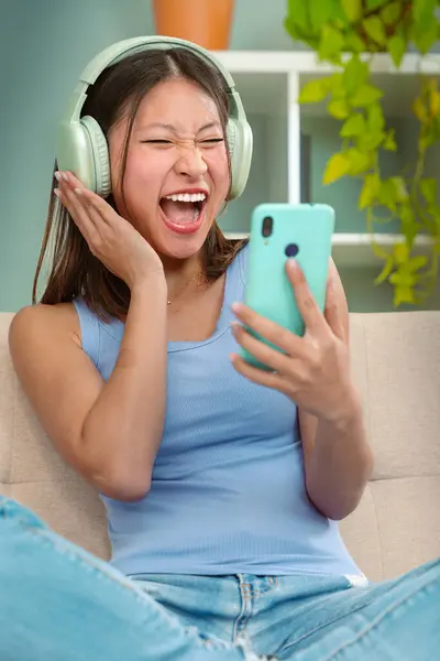 Piękna Kobieta Słuchawkami Słuchając Muzyki Kanapie Szczęśliwy Zakupy Online Telefonu Zdjęcie Stockowe
