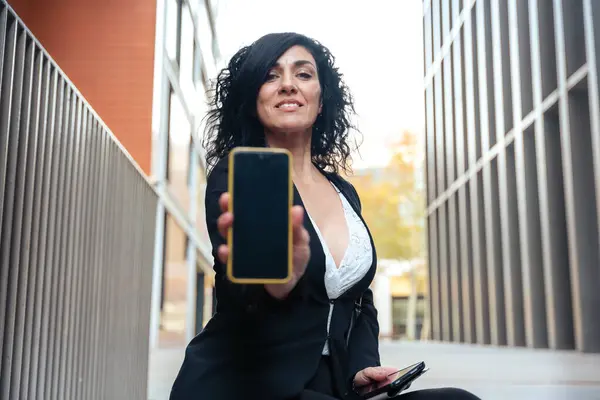Kobieta Pokazuje Smartfon Pustym Ekranem Reklamy Lub Prezentacji Spojrzeć Aparat Obrazy Stockowe bez tantiem