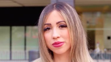 Kameraya bakarak, güzel, genç beyaz kadın