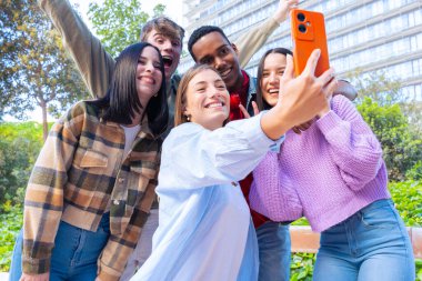 Bir grup öğrenci üniversite kampüsünde buluşacak yaratıcı görevler üzerinde birlikte çalışacak, üniversite sınavlarına hazırlanacak, dizüstü bilgisayar kullanacak. Eğitim, üniversite hayat konsepti eğitimi.