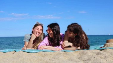 Bir grup gülümseyen, etnik çeşitlilikte kadın tatilde. Z neslinin güzel ve neşeli kızları fotoğraf makinesi için poz veriyor. 