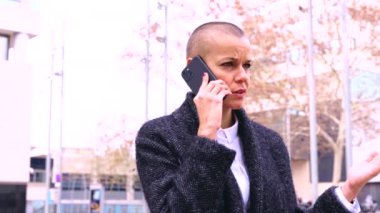  Güzel orta yaşlı beyaz kadın cep telefonuyla konuşuyor..