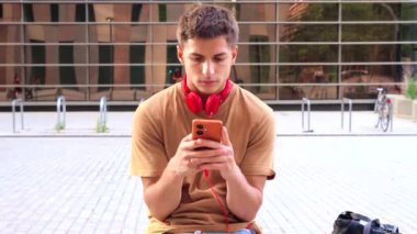 Adam el yazısı ile sosyal medyada telefonla arama yapıyor..