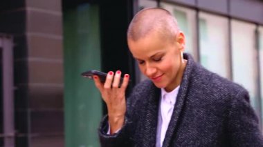 Yakın plan güzel orta yaşlı beyaz kadın cep telefonundan elini kolunu sallayarak konuşuyor..