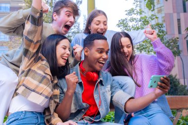 Beş öğrencinin cep telefonuyla futbol maçı izlemesi heyecan verici. Öğrenci sınav sonucu hakkında coşkulu..