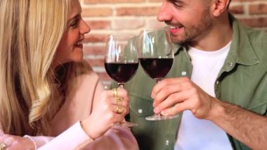 Gülümseyen çok ırklı arkadaşlar öğle yemeğini şarap kadehleriyle kutluyorlar..