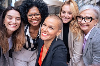  İş arkadaşı olan girişimciler, meslekten bir meslektaşlarına video çağrısında bulundular.