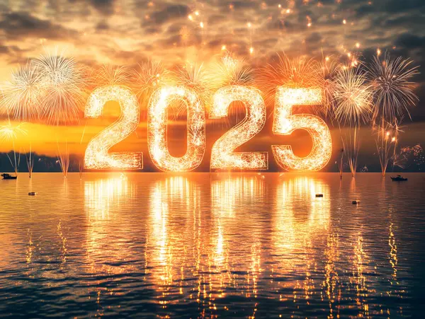 Havai fişekler suyun üzerinde parlayan 2025 rakamıyla yeni yılı kutlamak için sergileniyor. Yılbaşı kutlamaları, geri sayım olayları, havai fişekler ve şenlikli anlar için mükemmel.