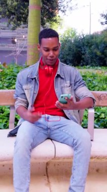 Futbol maçı izlemek için cep telefonu kullanan heyecanlı bir beyaz adam. Öğrenci sınav sonucu hakkında coşkulu..