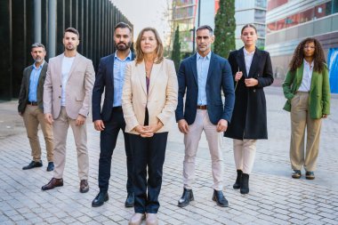 Bir grup iş adamı açık havada güvenle duruyor. İmaj profesyonelliği, takım çalışmasını, güveni ve modern iş tutumlarını aktarıyor, kurumsal temalar için mükemmel..