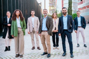 Bir grup iş adamı açık havada güvenle duruyor. İmaj profesyonelliği, takım çalışmasını, güveni ve modern iş tutumlarını aktarıyor, kurumsal temalar için mükemmel..
