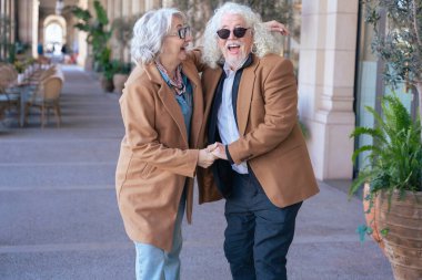  Kafkasyalı yaşlı çift birlikte eğleniyor, güzel bir açık havada dans ediyor ve gülüyor. Yaşam tarzı, aşk, neşe, emeklilik ve ilişki kavramları için mükemmel.. 