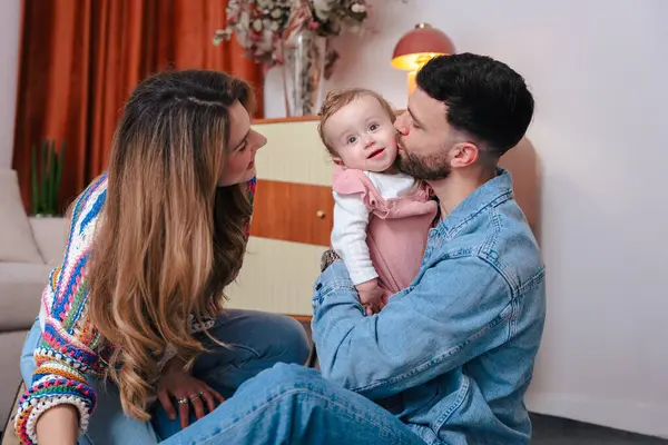 Babasının kucağına aldığı ve küçük kızını öptüğü bir aile anına dokunmak. Kapalı bir alanda yakalanmış. Aşk, çocukluk, ebeveynlik ve duygusal bağlar gibi konular için ideal.. 