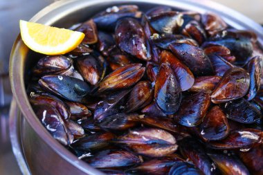 İstanbul 'da limonlu istiridye. Türk sokak yemekleri limonla doldurulmuş midye - Midye Dolma.