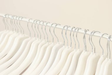 Beyaz bir arka planda izole edilmiş bir sürü beyaz askı var. Kara Cuma. Dükkan konsepti, satış, tasarım, boş askı. Askı manto. Yüksek kalite fotoğraf