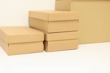 Beyaz arka planda karton kutular. Mesaj için kahverengi karton kutu. Taşınma günü. Hareket, depolama, dağıtım ve organizasyon kavramı. Kara Cuma Konsepti. Yüksek kaliteli fotoğraf.