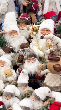 Bir mağazada Noel ve Yeni Yıl oyuncakları. Yılbaşı Noel alışverişi. Yılanın yılı. 2025, şenlikli kış Noel ticareti. Dikey