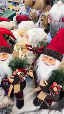 Noel Baba dekorasyonlarıyla birlikte Noel tatili geçmişi. Noel ağacının altındaki süsleme, Nicholas.Yılan yılı, 2025. 