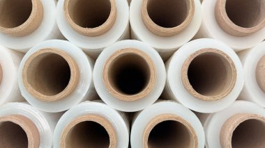 Plastik streç film ruloları. Arka plan. Yakın plan. Yiyecek paketleme ve depolama konuları için yemek filmi kullanma kavramı. Yüksek kalite fotoğraf